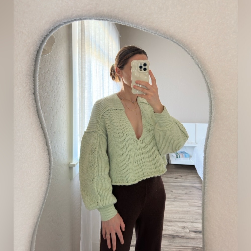 Free People We The Free chunky V-neck Lime Green Sweater Size Small Cropped